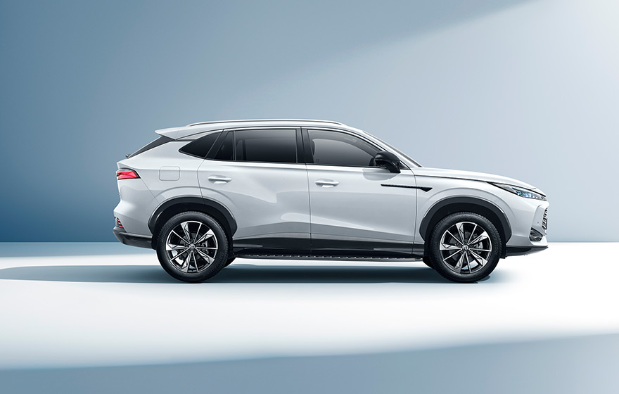 Sculpted Dynamic Body Lines<br/>Dual side waistlines run through the front and rear with smooth curved surfaces, paired with black side skirt decorations, highlighting a muscular sense under light and shadow, reducing wind noise and balancing elegance and power.