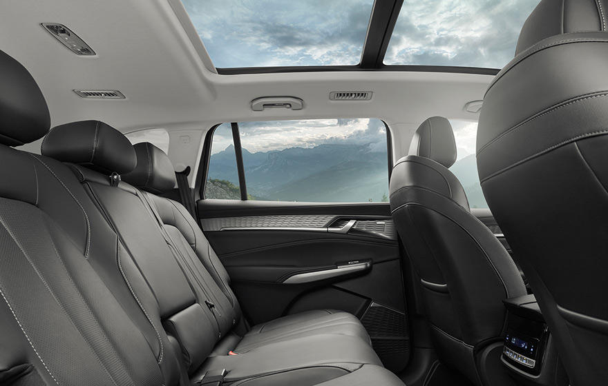 Electric Panoramic Sunroof<br/>Extra-large light-admitting area, one-touch electric control, ventilation and viewing, enhancing the cabin&rsquo;s sense of spaciousness.