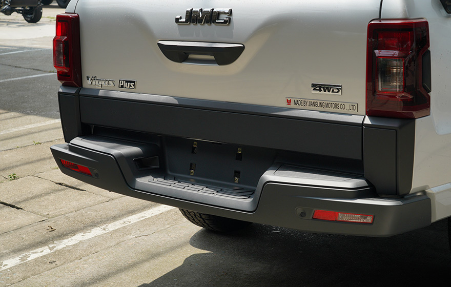 Premium 3D Rear Styling<br/>Tough and square tailgate with a clear and grand outline, paired with refined taillights, balancing practicality and premium texture.
