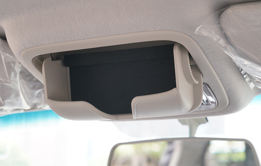 Multi-functional Expansion, Practicality First<br/>Specially designed for the interior of JMC PLUS, it mounts perfectly on the sun visor without any modification. It never blocks your sight nor takes up extra space, blending seamlessly with the original interior style to present premium professionalism.